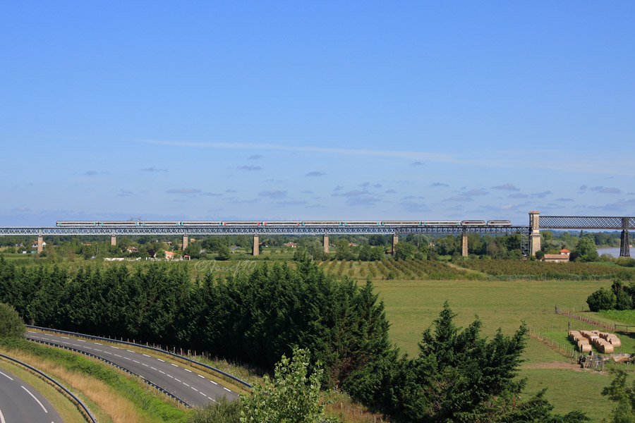 Une UM de BB 67400 est vue en plein franchissement du viaduc près de Saint-André-de-Cubzac.