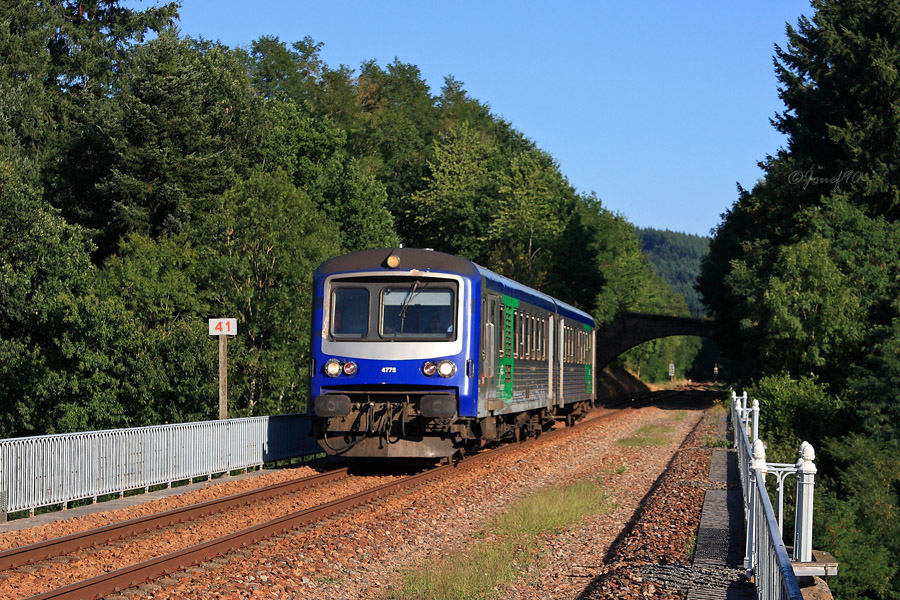 L'X 4775/XR 8775 assure un TER Lyon Perrache - Paray-Le-Monial. Celui-ci est vue  peu avant Chauffailles.