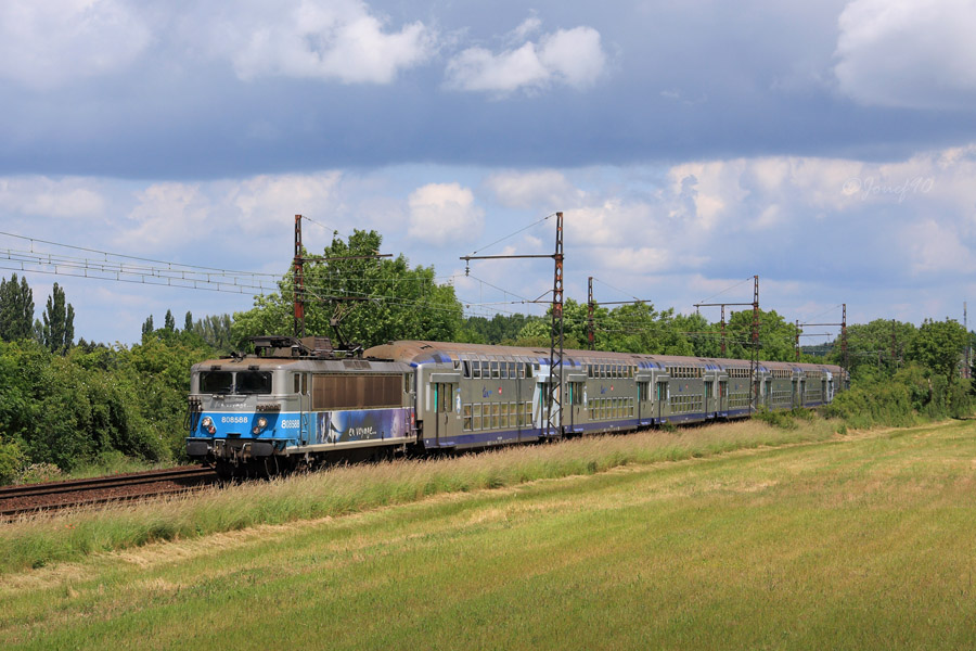 La BB 8588 tracte la VO2N N&deg;74 sur un TER &agrave; destination de Chartres.