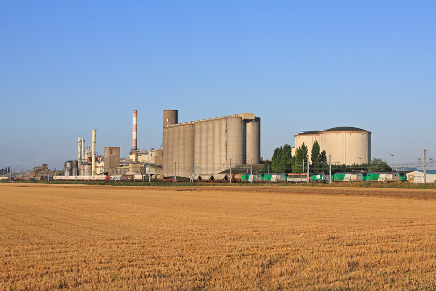 Un train de FRET reliant SPDC &agrave; Villeneuve est vu &agrave; proximit&eacute; d'Artenay avec pas moins de six machines en t&ecirc;te ! On notera aussi la pr&eacute;sence d'une voiture DEV courte (B9c9) de l'infra dans la composition.