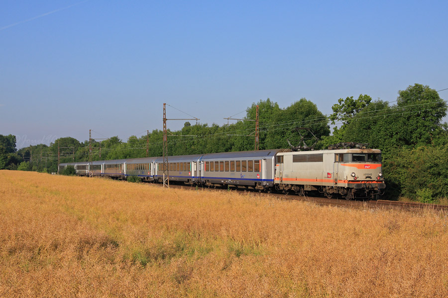 La BB 9240 est vu en t&ecirc;te d'un corail reliant Chartres &agrave; Paris.