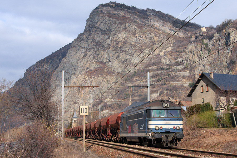 La BB 67229 assure la traction de tr&eacute;mies lors d'une op&eacute;ration de reballastage de certaines portions de voie.