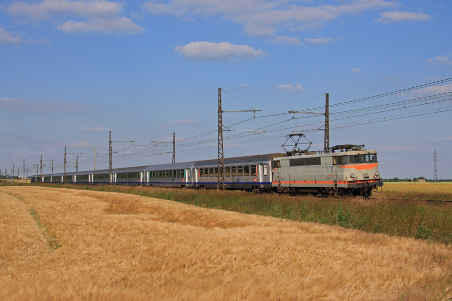 La BB 9257, derni&egrave;re BB 9200 beton logo casquette du d&eacute;pot de Tours, assure un TER pour Le Mans.