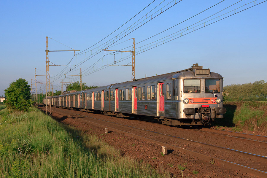 Une UM de Z5300 est vue juste avant Coigni&egrave;re sur un train PIRI Rambouillet - Paris Montparnasse.