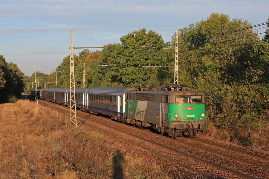 La BB 9245, derni&egrave;re repr&eacute;sentante de la s&eacute;rie des BB 9200 en livr&eacute;e FRET assure un corail en provenance de Chartres et &agrave; destination de Paris Montparnasse.