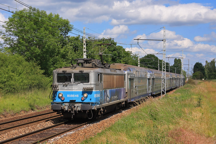 La BB 8646 tracte une VO2N sur un TER reliant Paris Montparnasse au Mans.