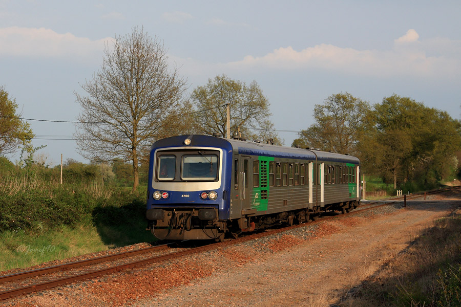 L'X4760 pellicul&eacute; Auvergne assure une TER Lyon Perrache - Paray Le Monial. Il est vu &agrave; un PN peu avant son terminus.