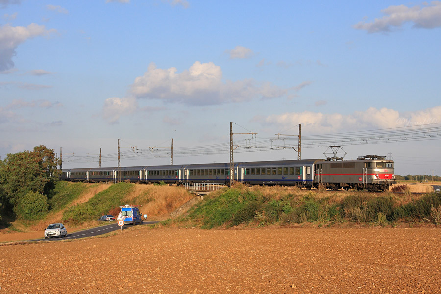 La BB 9247 est vue un peu avant la gare de Gazeran alors qu'elle assure un corail pour Chartres.