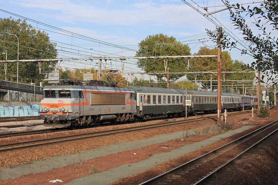 Les BB 22403 et 22379 encadrant Mauzin 213 et les trois UIC de l'Infra rentrent sur Trappes après avoir assuré une tournée de Mesure en Paris et Plaisir-Grignon.