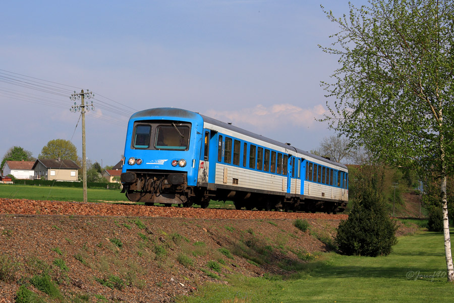 L'X4551/XR8553, l'un des deux derniers X4500 r&eacute;novation lourde livr&eacute;e TER bleu isabelle ssure un TER Dijon - Nevers. Il est vu ici sur la commune d'Etang Sur Arroux.