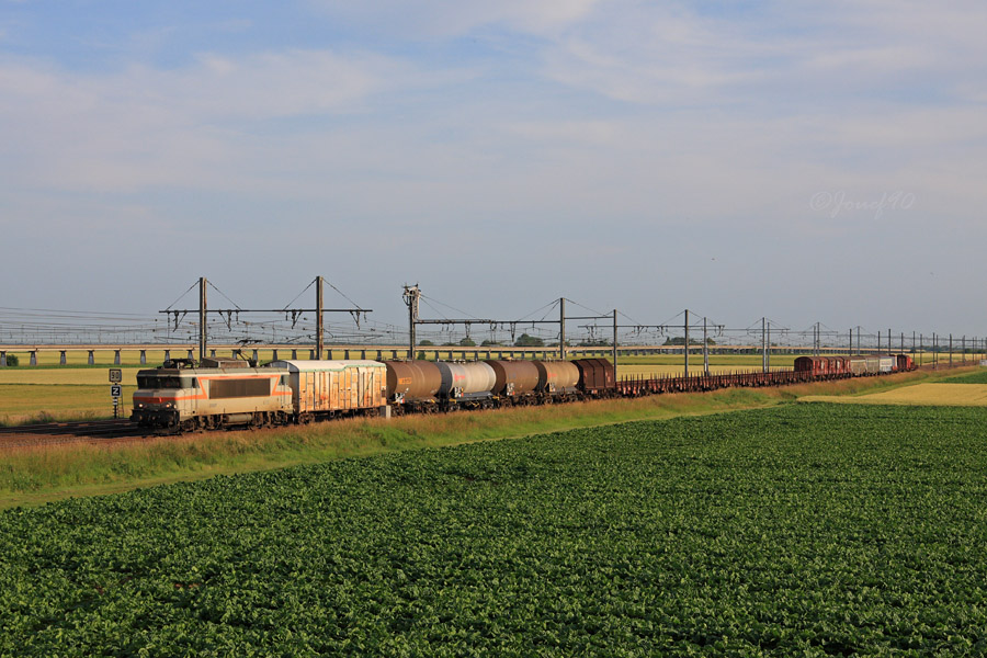 La BB 7207 assure la traction d'un FRET &agrave; la composition un peu sp&eacute;ciale. En effet, du mat&eacute;riel de l'infra a pris place en fin du convoi, dont 3 voitures d'un grand int&eacute;r&ecirc;t. Nous trouvons donc  dans l'ordre : Une DEV B10j, une PBA B8uj et une UIC B9c9x.
