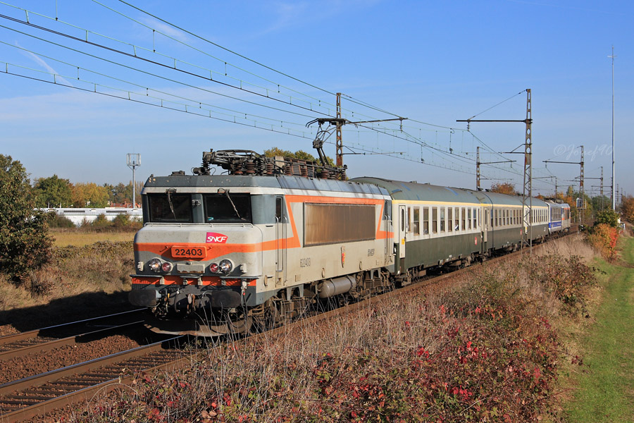 La BB 22403 assure la traction de cette tourn&eacute;e Mauzin &agrave; destination de Rambouillet o&ugrave; 3 UIC A8x ont pris place.