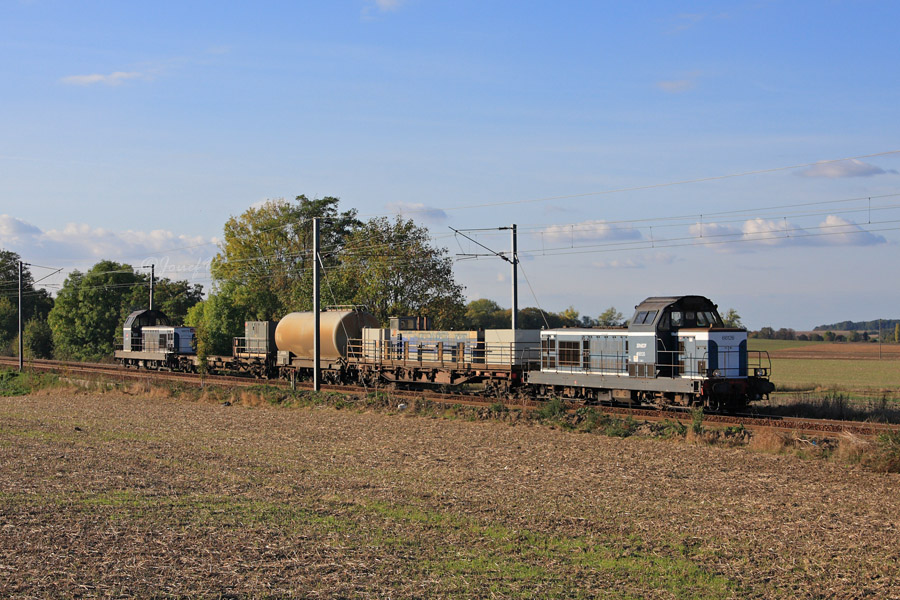 Les deux BB 66000 assurant les circulations du train K&auml;rcher passent &agrave; Garanci&egrave;res sur une marche en direction de Juvisy.