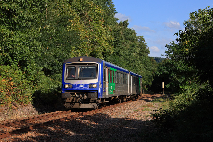 L'X4780 / XR8780 assure une des liaisons du soir reliant Lyon-Perrache &agrave; Paray-Le-Monial. Le train est vu quelques minutes avant qu'il ne desserve la gare de Chauffailles.