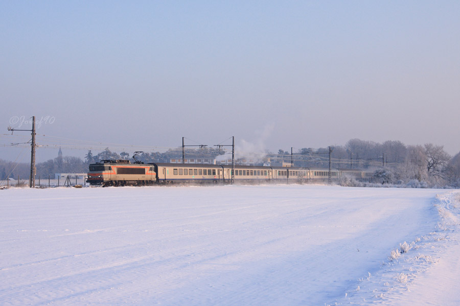 La BB 7252 rejoint &agrave; son tour la ligne de Paris - Le Mans, peu de temps apr&egrave;s la BB 7306 afin de compl&egrave;ter le parc de BB 9200 tr&egrave;s &eacute;prouv&eacute;, mais sans doute aussi commencer &agrave; remplacer la s&eacute;rie des Jacquemin dont l'avenir est tout trac&eacute;.