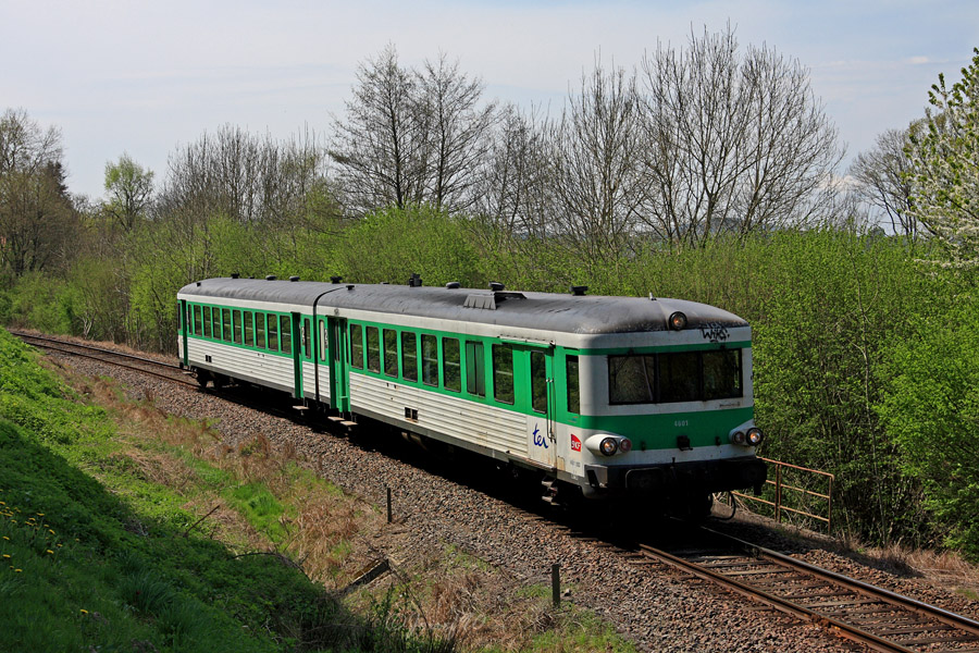 L'X4601/XR8505 assure un TER Etang - Autun. Il est vu &agrave; proximit&eacute; de la commune d'Etang.