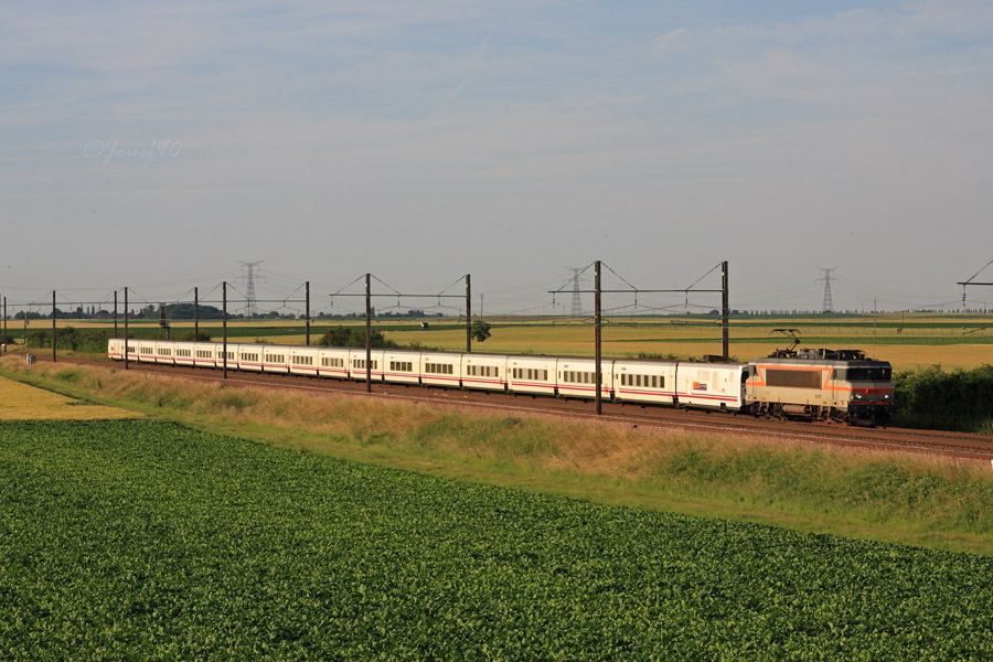 La BB 7261 assure la traction d'un talgo sur le PO.