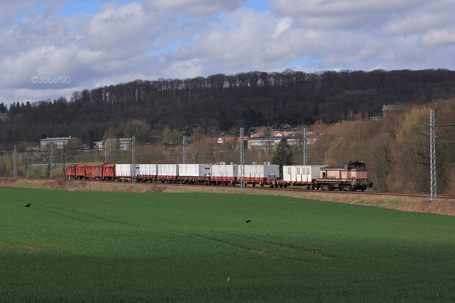 Un BB 63500 achemine un train parc entre Trappes et La Fert&eacute; Milon.