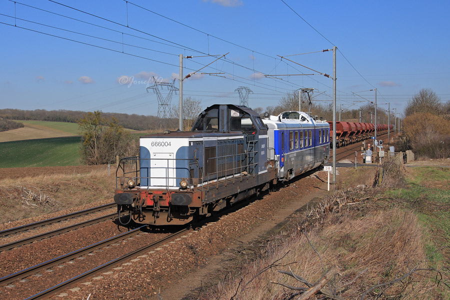 Le BB 66004 assure un tourn&eacute;e d'inspection avec la voiture VZC 152. Elle vient de croiser un lourd train de tr&eacute;mie en provenance de l'Oraille.