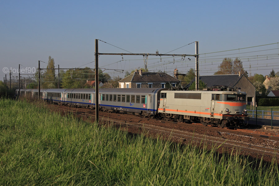 La BB 9257, derni&egrave;re machine de la s&eacute;rie &agrave; rev&ecirc;tir la livr&eacute;e B&eacute;ton et le logo casquette, assure le dernier Corail du soir avec un peu de retard.
