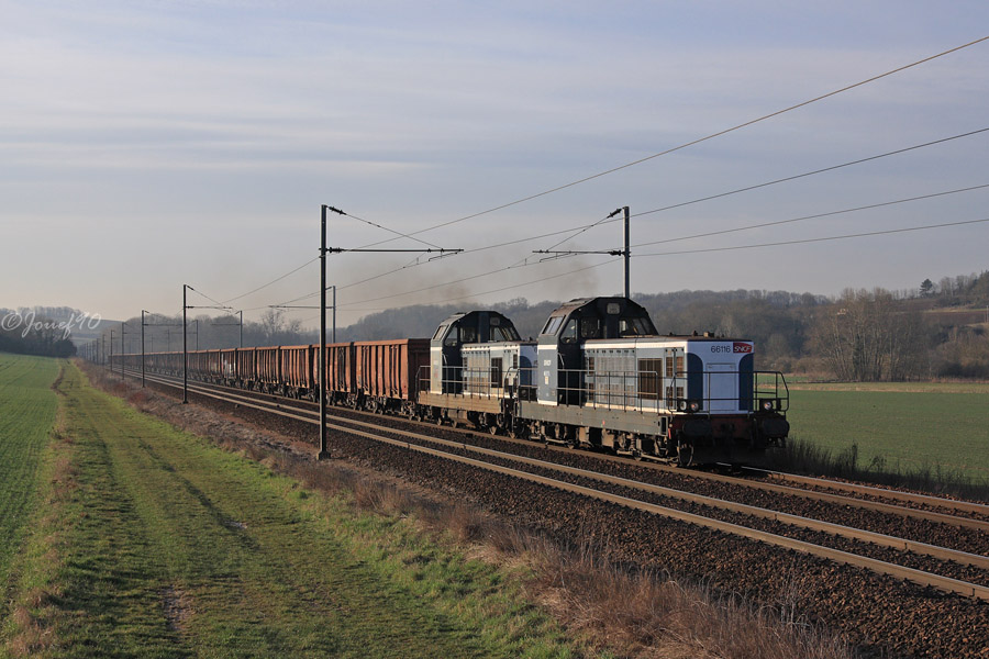 Une UM de BB 66000 &eacute;vacue cette rame de vieux ballast provenant du chantier de renouvellement des voies sur Paris Montparnasse.