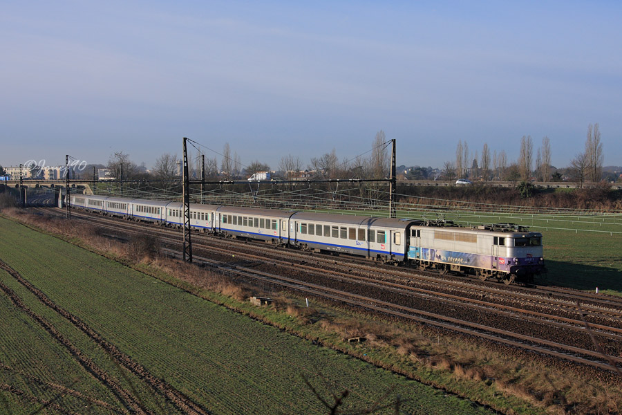 La BB 9273 quitte Rambouillet en t&ecirc;te d'un corail Le Mans - Paris-Montparnasse.