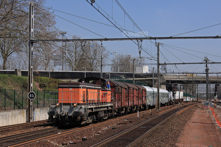 Un BB 63500 achemine un train parc entre Sotteville et Trappes. Deux voitures DEV AO ont pris place dans la composition.