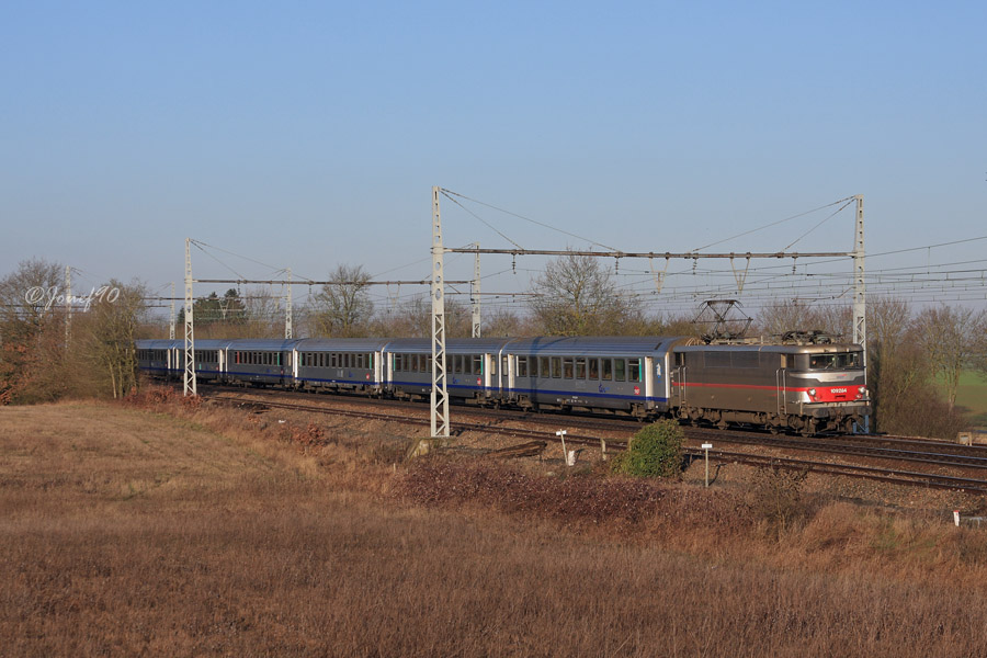 La BB 9284 assure la traction du TER 16806 reliant Le Mans &agrave; Paris Montparnasse.