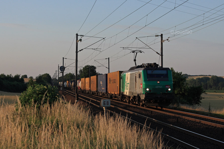 Une BB 27000 est en charge de ce ME140 reliant Dourges plateforme Multimodale Delta 3 &agrave; Perpignan.