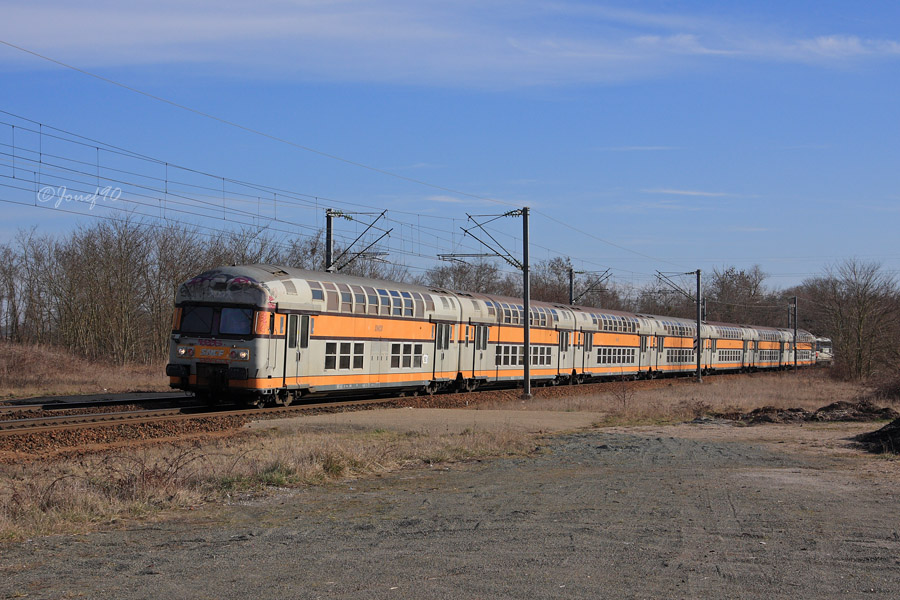 La VO Chamois n&deg;93, une des deux derni&egrave;res dans cette livr&eacute;e &agrave; cette &eacute;poque avec la 92, est vue du c&ocirc;t&eacute; de Br&eacute;val sur un train &agrave; destination d'Evreux.