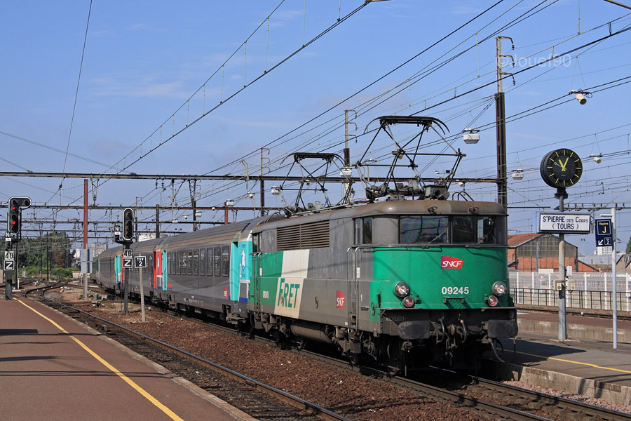 La BB 9245 fait son entr&eacute;e en gare de St-Pierre-Des-Corps sur un Aqualys &agrave; destination de Paris Austerlitz.
