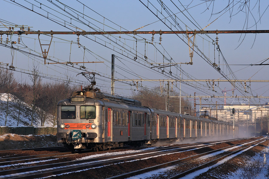Alors que la neige fond petit &agrave; petit, une UM de Z5300 assure un train entre Paris Montparnasse et Rambouillet. Celle-ci est vue juste avant de desservir la gare de Trappes.