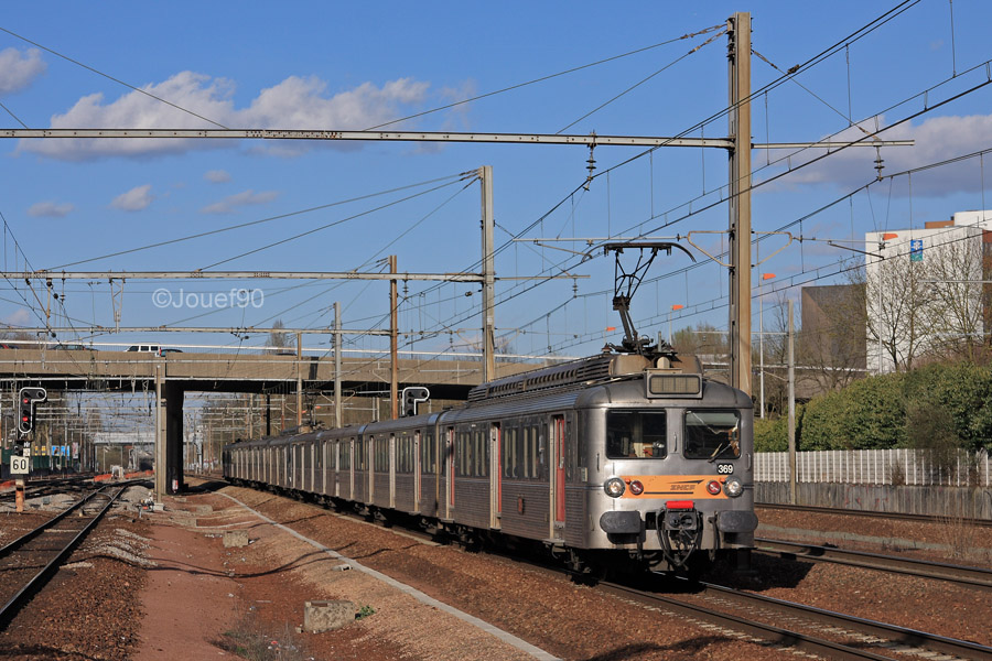 Une UM de Z 5300 s'appr&ecirc;te &agrave; desservir la gare de St-Quentin-En-Yvelines sur un train reliant Paris Montparnasse &agrave; Rambouillet.