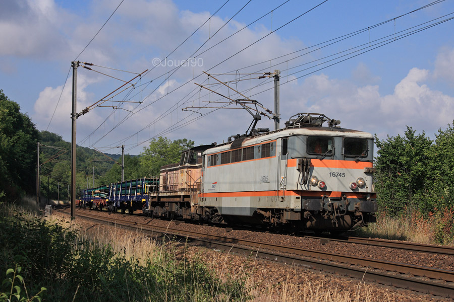 La BB 16745 ayant assur&eacute; trois jours plus t&ocirc;t un train de machines radi&eacute;es entre Lens et Sotteville (comportant notamment trois BB 16500), assure en ce vendredi une petite tourn&eacute;e souvenir sur un FRET. Dans peu de temps elle fera sa rentr&eacute;e &agrave; Sotteville pour se refaire une beaut&eacute; afin d'int&eacute;grer la fameuse Cit&eacute; du Train de Mulhouse.