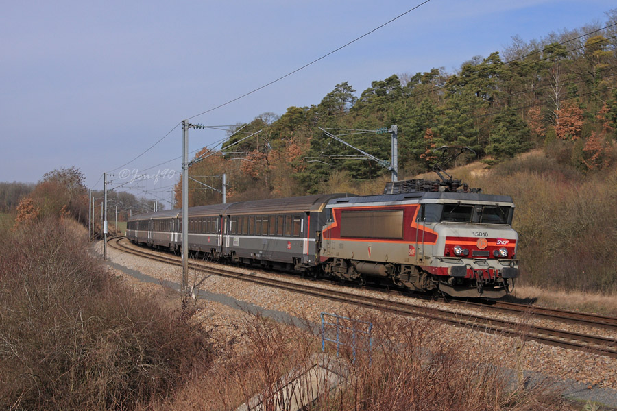 La BB 15010 assure en cette belle journ&eacute;e un train en provenance de Caen.