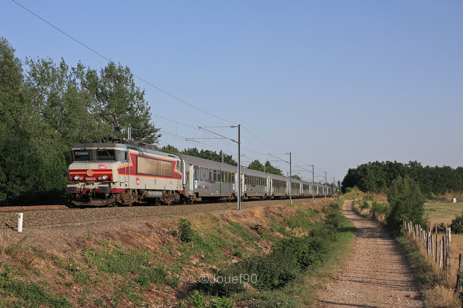 Une BB 15000 assure cet IC &agrave; destination de Trouville et passe du c&ocirc;t&eacute; de Bueil sous une belle lumi&egrave;re de soir&eacute;e.