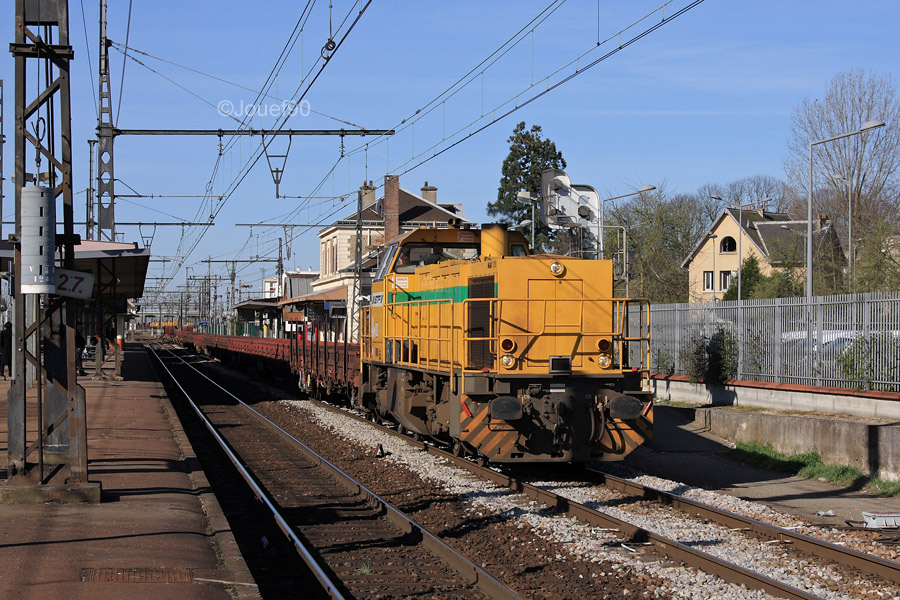 Une G1206 de l'entreprise ETF est en t&ecirc;te d'une rame de plat. Elle est vue traversant la gare de Trappes.