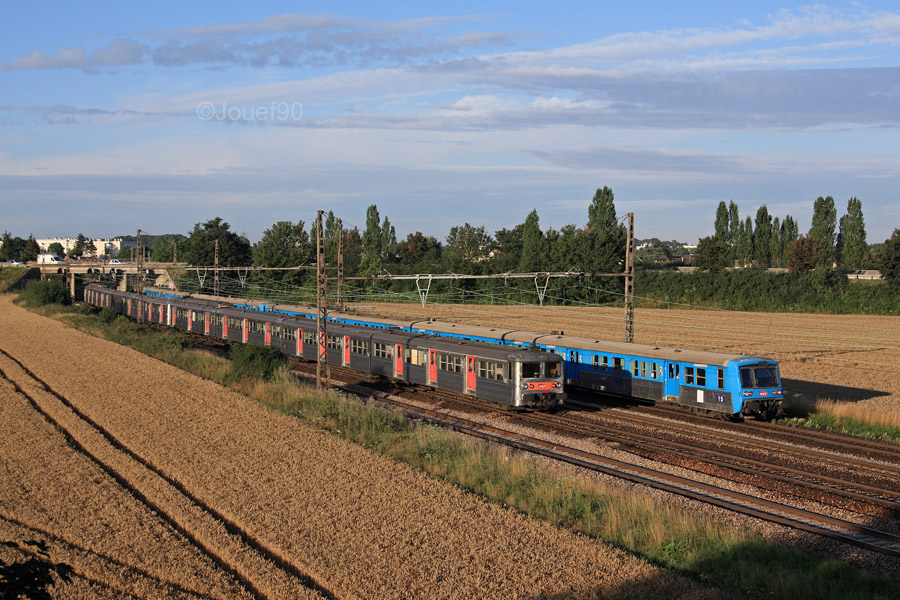 Alors qu'une UM de Z5300 arrive &agrave; son terminus, une UM de RIO 88 d&eacute;marre de la gare de Rambouillet avec la BB 8604 en pousse.