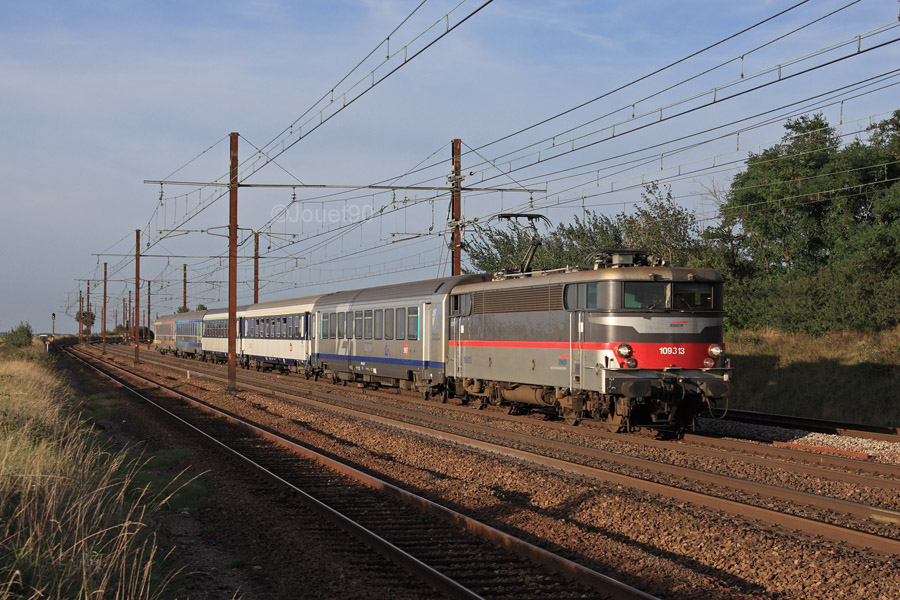 Une BB 9300 descend sur Bordeaux en t&ecirc;te d'un W &agrave; la compo mixte regroupant trois types de train : les trains TER avec une corail TER Bourgogne, les trains couchettes avec deux voitures couchettes et les trains grandes lignes avec deux voitures T&eacute;oz.