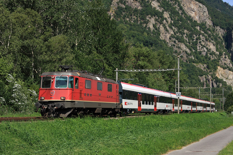 Une Re 4/4 II achemine du mat&eacute;riel neuf.