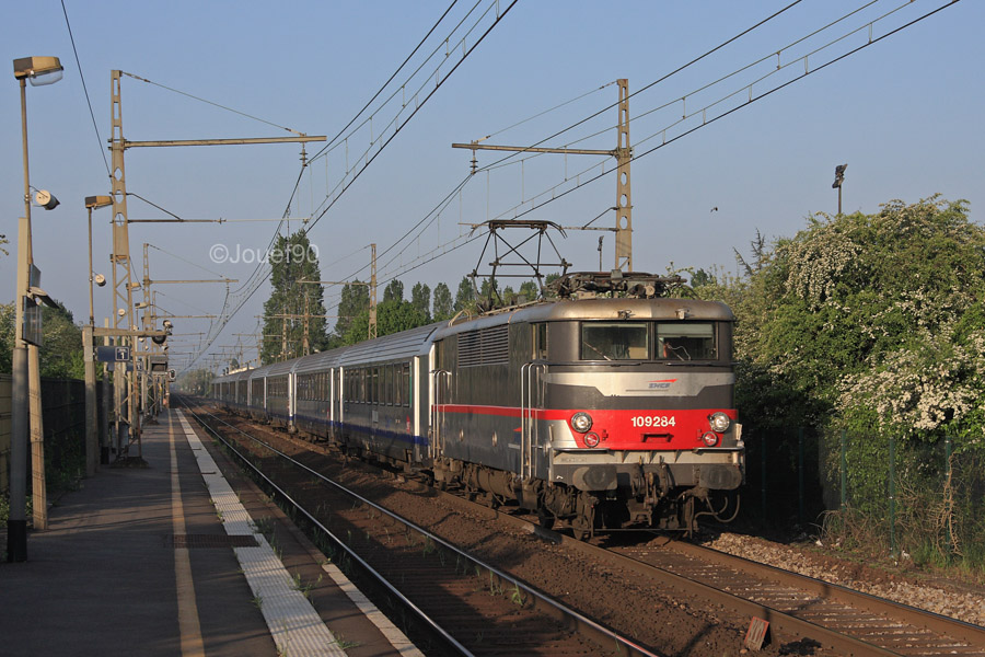 La BB 9284 assure le premier corail de la pointe en provenance du Mans.