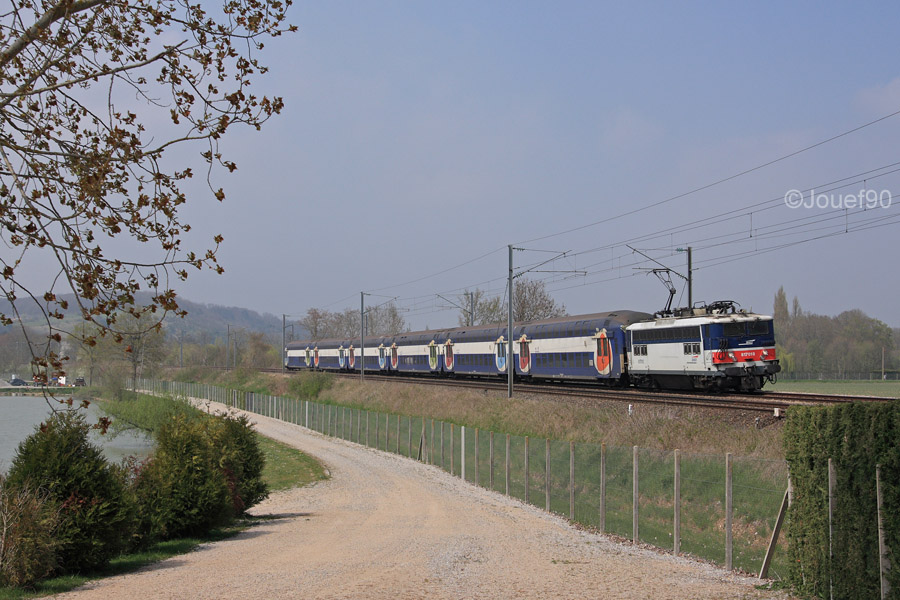 Les BB 17000, relay&eacute;es par les BB 27300, ne se retrouvent plus que rarement en t&ecirc;te de rame VB2N sur le r&eacute;seau de Paris St Lazare. Et c'est l'une d'entre elles qui revient d'&Eacute;vreux sur une marche ind&eacute;termin&eacute;e en cette p&eacute;riode de gr&egrave;ve.