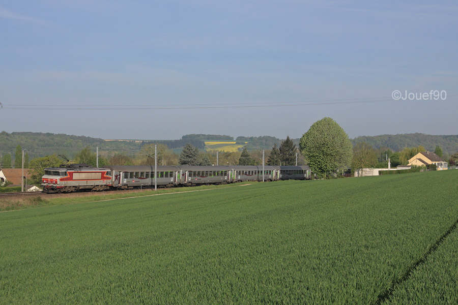 La BB 15013 traverse à pleine vitesse le cadre paisible de l'Eure, emmenant avec elle un InterCités à destination de Paris-St-Lazare.