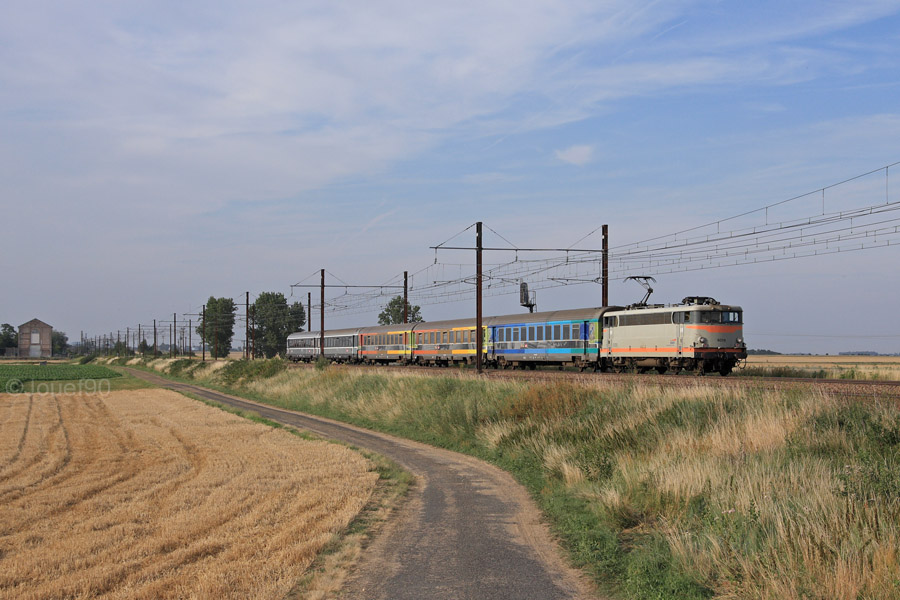 Une BB 9300 en livr&eacute;e B&eacute;ton assure le W reliant Juvisy &agrave; Bordeaux avec une rame de taille g&eacute;n&eacute;reuse.