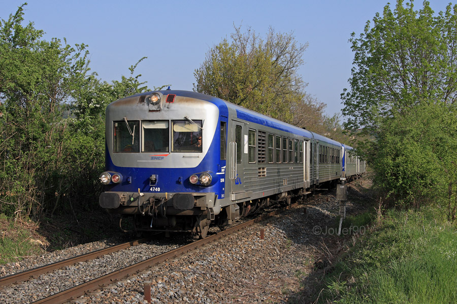 Les X 4740 / XR 8737 et X 4695 / XR 8692 assurent en UM un TER &agrave; destination de Lyon.