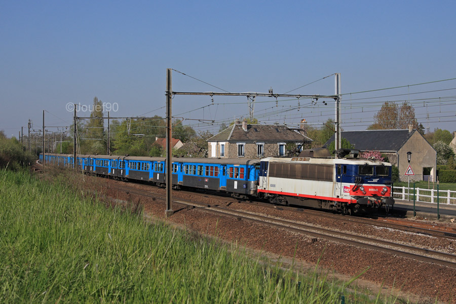 La BB 8595 descend ses deux RIO sur un TER &agrave; destination de Chartres.