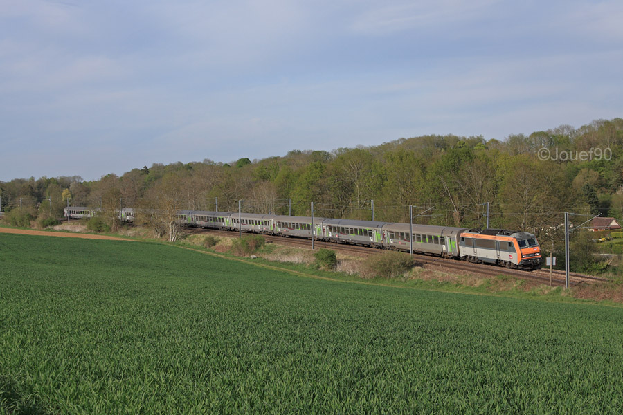 Une BB 26000 est vue dans la courbe de Gilles alors qu'elle tracte un train &agrave; destination de Cherbourg.