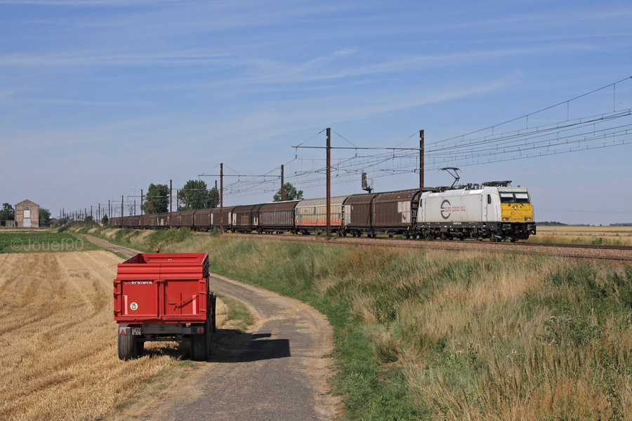 Une E 186 aux couleurs d'ECR passe en t&ecirc;te de cette rame de couverts &agrave; destination de l'Espagne.