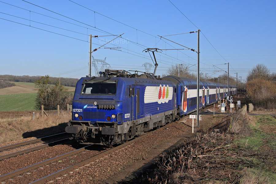 La BB 27321 est vue en t&ecirc;te d'une VB2N &agrave; Villiers-Saint-Fr&eacute;d&eacute;ric alors qu'elle assure un train Transilien &agrave; destination de Dreux.