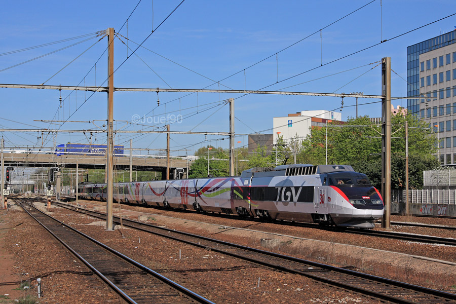 La rame TGV SE n&deg;65, pellicul&eacute;e sp&eacute;cialement pour les 30 ans du TGV, passe la gare de St-Quentin-en-Yvelines en direction de Trappes sur sa premi&egrave;re marche de sortie apr&egrave;s son inauguration en gare de Paris-Montparnasse. La rame repartira de Trappes dans la foul&eacute;e pour Juvisy, puis pour le Technicentre Sud-Est Europ&eacute;en.